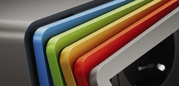 mediahub2 - 10 -Slot, freistehend, On-Table Design - weißes Gehäuse und mattweiße Module. 3 Steckdosen + 65W PD-Modul + 2 Leerplätze. Buchse - DE. Stecker - Wieland GST18